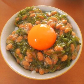 簡単めかぶ納豆のふわふわご飯